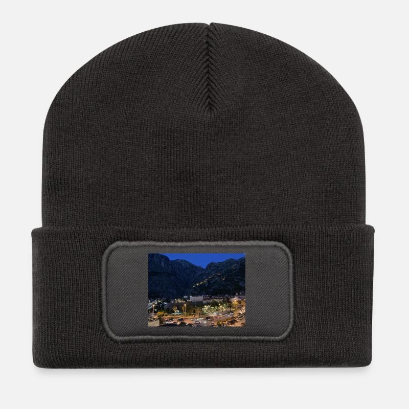 Abendstimmung in Bergdorf - Recycelte Patch Beanie - Dunkelgrau