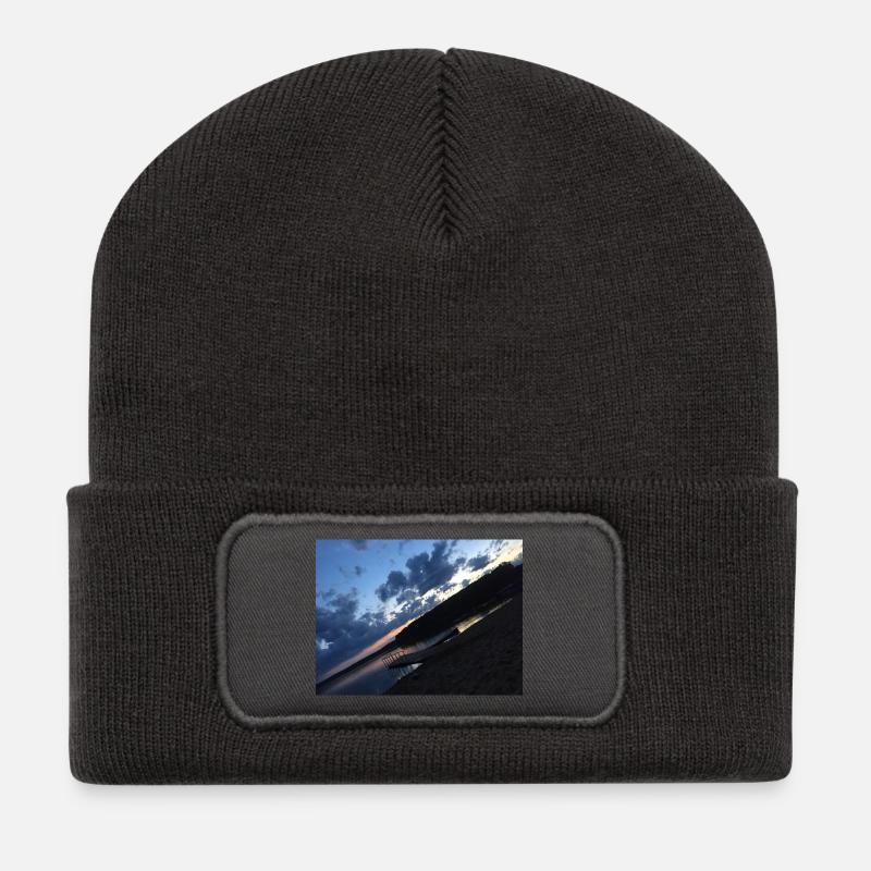 Sonnenuntergang am See mit einem Ziegelboot - Recycelte Patch Beanie - Dunkelgrau