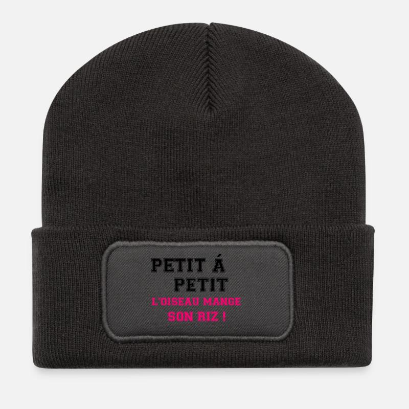 Nach und nach frisst der Vogel seinen Reis - Recycelte Patch Beanie - Dunkelgrau