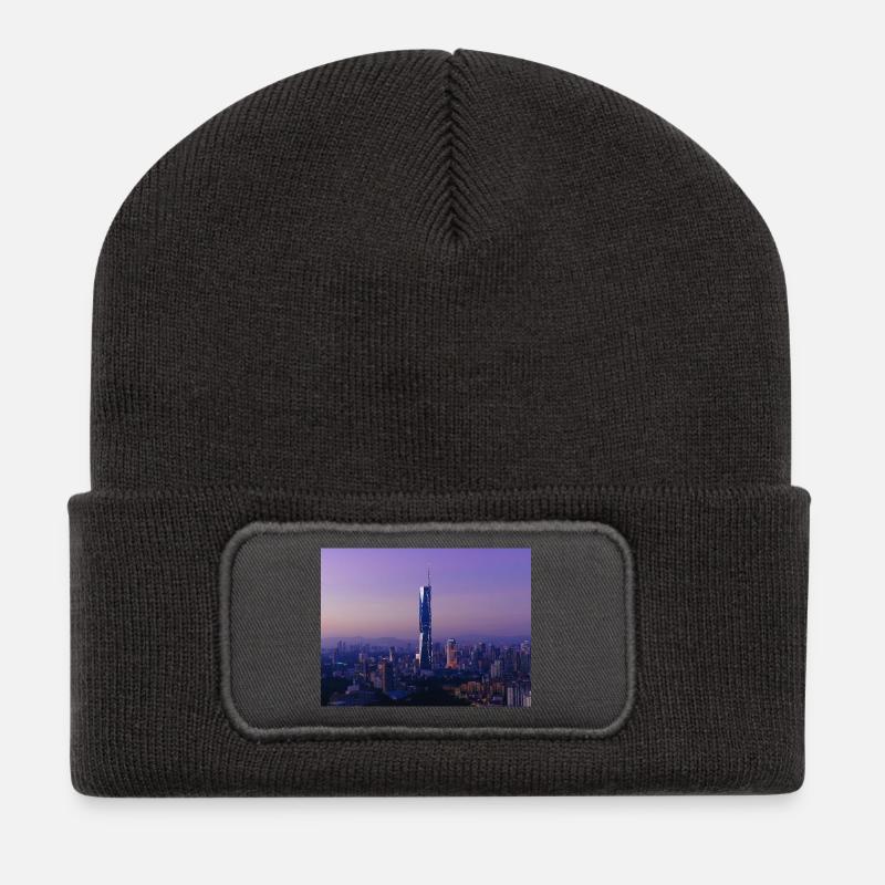 Dämmerungs-Skyline mit Turmspitze - Recycelte Patch Beanie - Dunkelgrau