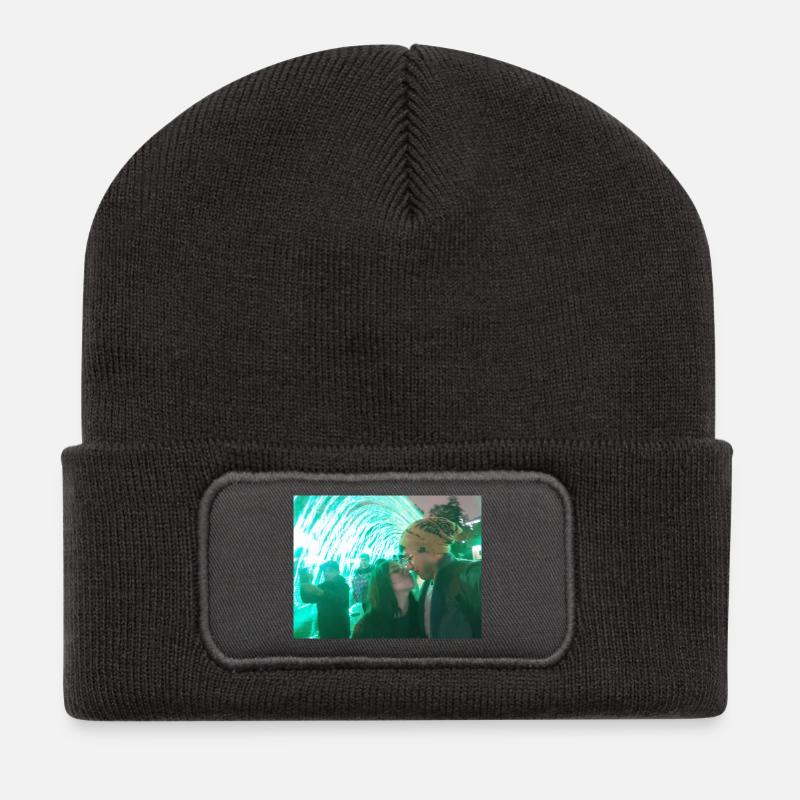 Küsse unter grünem Neon - Recycelte Patch Beanie - Dunkelgrau