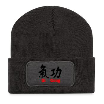 QI Gong mit Text horizontal mit Text rot - Recycelte Patch Beanie - Dunkelgrau - Vorne