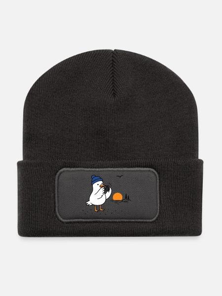 Möwe mit Kamera am Sonnenuntergang - Recycelte Patch Beanie - Dunkelgrau