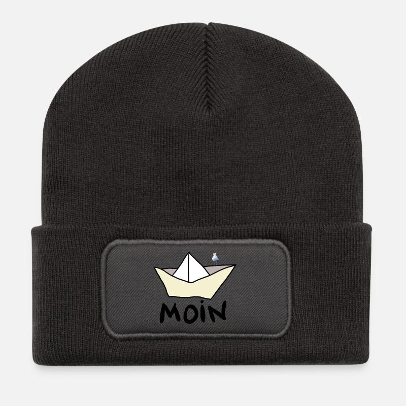 Papierboot am Strand mit Möwe - Recycelte Patch Beanie - Dunkelgrau