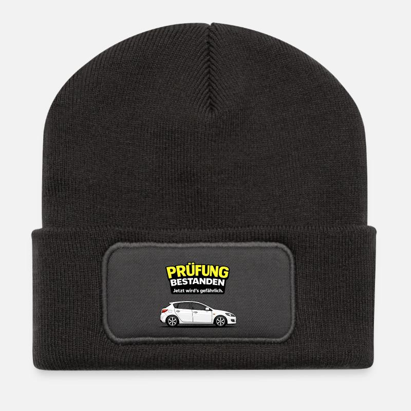 Prüfung bestanden – Jetzt wird’s gefährlich - Recycelte Patch Beanie - Dunkelgrau