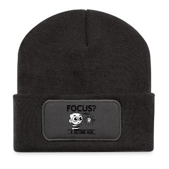 Concentration ? J’en avais eu – l’humour axé sur le TDAH - Beanie recyclé à patch - charbon - Devant