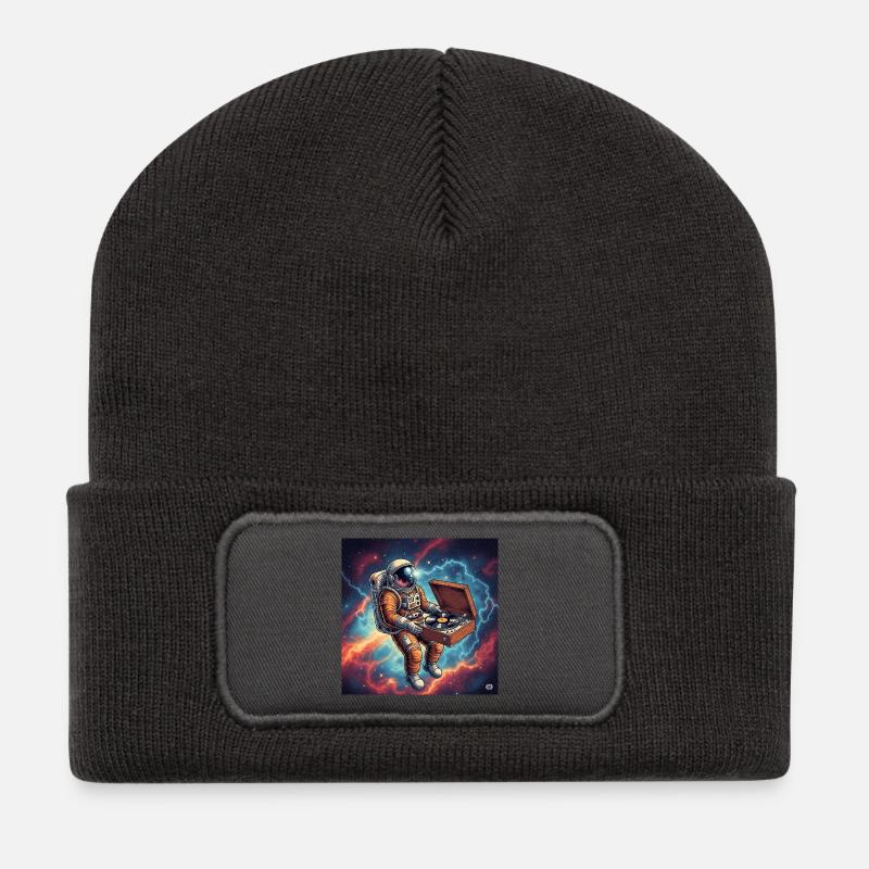 Weltraum DJ Astronaut mit Plattenspieler - Recycelte Patch Beanie - Dunkelgrau