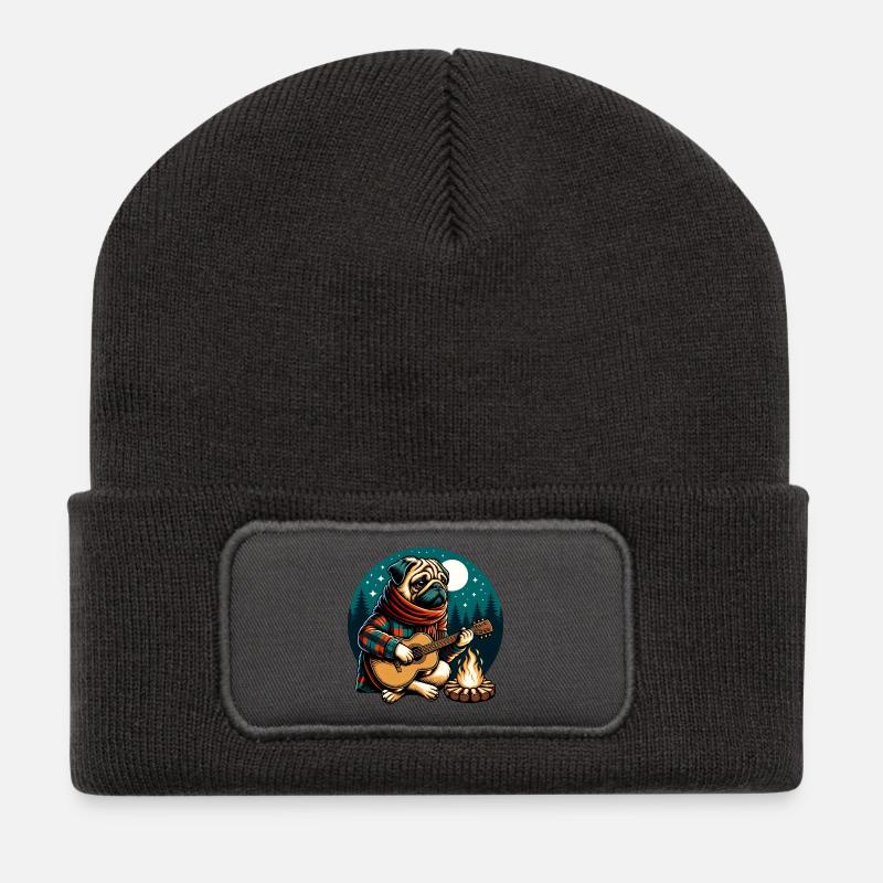 Mops Mit Gitarre Am Lagerfeuer Im Wald - Recycelte Patch Beanie - Dunkelgrau