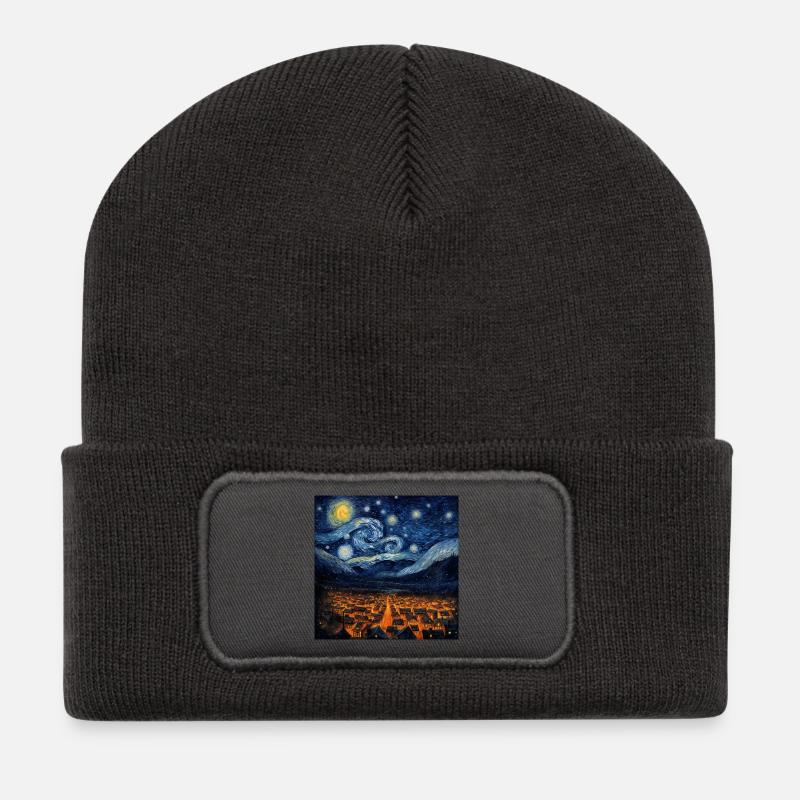 Wirbelnde Nacht über leuchtendem Dorf - Recycelte Patch Beanie - Dunkelgrau