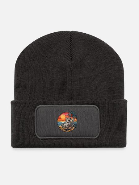 Raton laveur drôle sur la plage Coucher de soleil pendant les vacances d’été - Beanie recyclé à patch - charbon