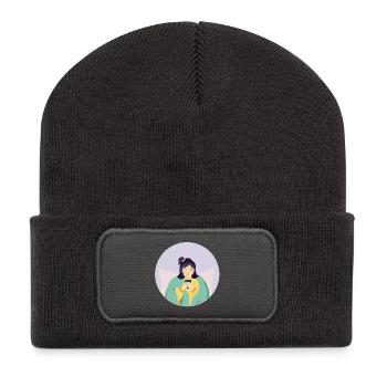 Pastellmüdes Mädchen mit Tee in gemütlicher Ecke - Recycelte Patch Beanie - Dunkelgrau - Vorne