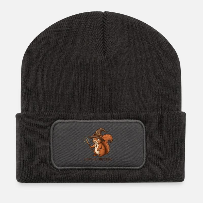 Chaos in Tiny Form – Feralcore Eichhörnchen - Recycelte Patch Beanie - Dunkelgrau