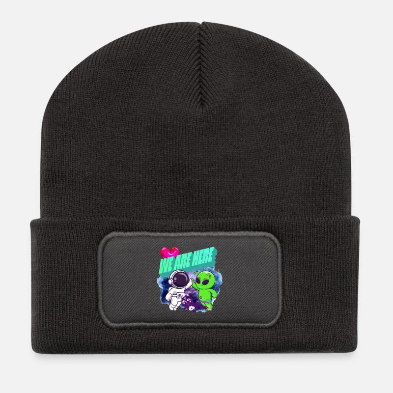 We Are Here Space Crew – Alien-Zeichentrickserie - Recycelte Patch Beanie - Dunkelgrau