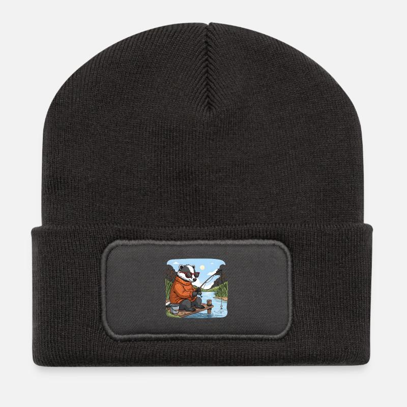 Cooler Dachs beim Angeln am See - Recycelte Patch Beanie - Dunkelgrau