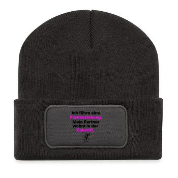 ICH FÜHRE EINE FERNBEZIEHUNG, SINGLE, DATING ❤️ - Recycelte Patch Beanie - Dunkelgrau - Vorne