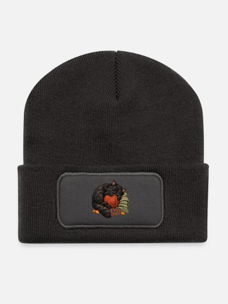 Schlafende schwarze Katze mit Garn – gemütliches Stricken - Recycelte Patch Beanie - Dunkelgrau