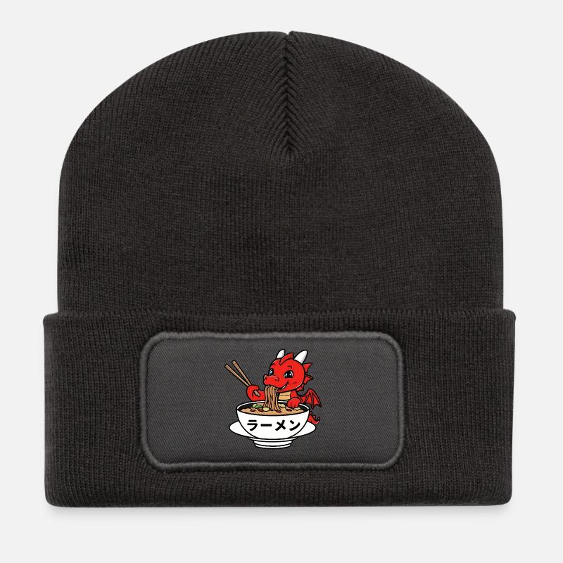 Niedlicher Drache genießt japanische Ramen - Recycelte Patch Beanie - Dunkelgrau