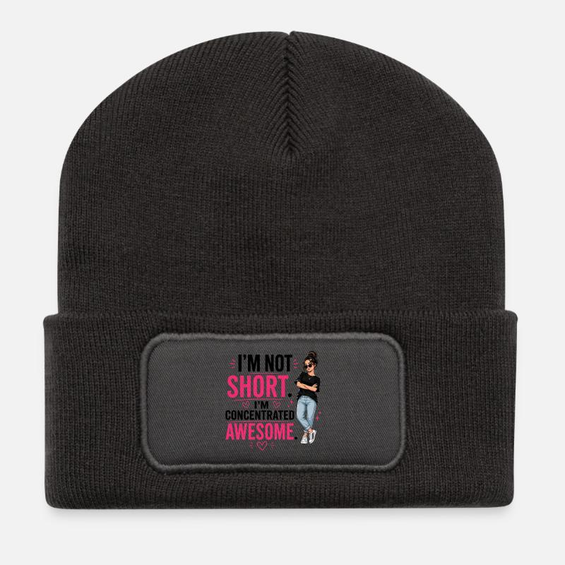Ich bin nicht klein, ich bin konzentriert. Großartig. - Recycelte Patch Beanie - Dunkelgrau