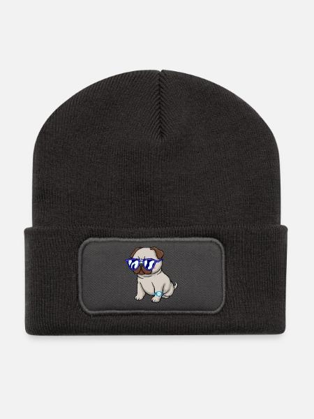 Mops mit blauer Brille - Recycelte Patch Beanie - Dunkelgrau