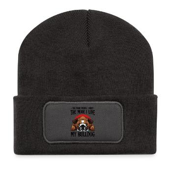Bulldogkopf Illustration roter Halbkreis - Recycelte Patch Beanie - Dunkelgrau - Vorne