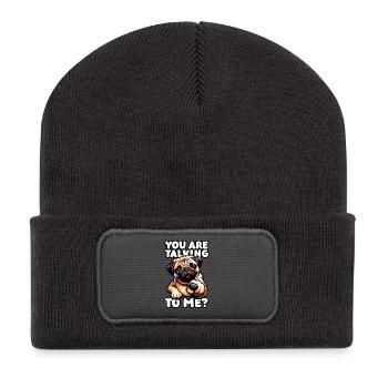 Niedlicher Mops – You Are Talking To Me? - Recycelte Patch Beanie - Dunkelgrau - Vorne