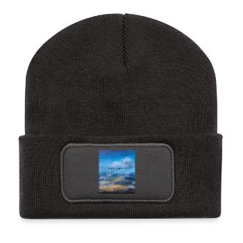 Vögel im Flug über einem bewölkten Himmel - Recycelte Patch Beanie - Dunkelgrau - Vorne