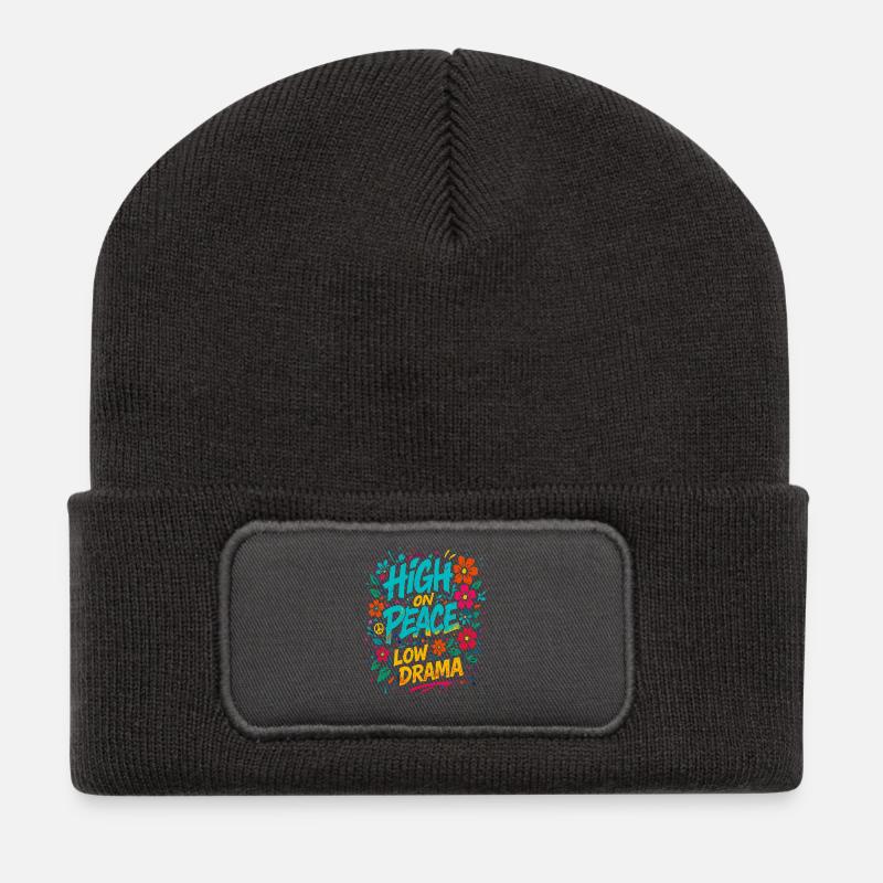 high on peace, low drama spruch - Recycelte Patch Beanie - Dunkelgrau