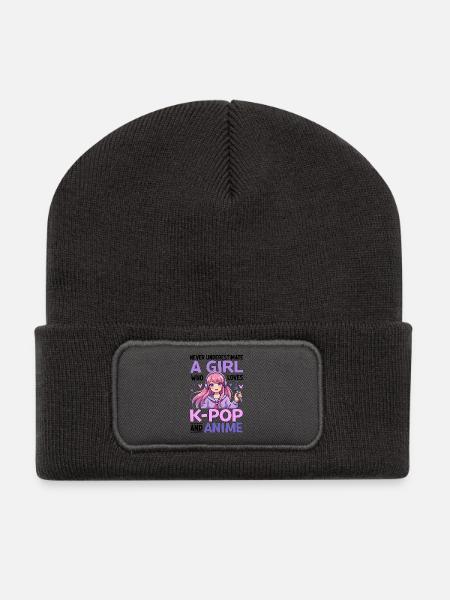 Ne sous-estimez jamais la fille qui adore la K Pop et l’Anime - Beanie recyclé à patch - charbon