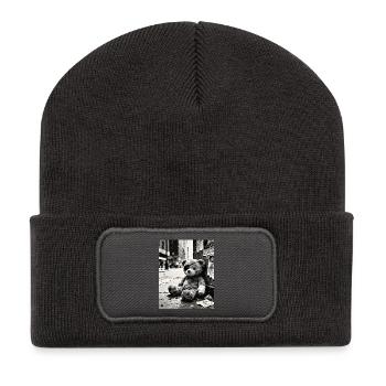 Urbaner Noir Teddybär im Ruin - Recycelte Patch Beanie - Dunkelgrau - Vorne