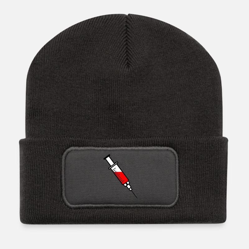 Impfspritze mit rotem flüssigem Medikament - Recycelte Patch Beanie - Dunkelgrau