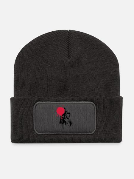 Graffiti sprayer mit Sprühdose im Graffiti Stil - Recycelte Patch Beanie - Dunkelgrau