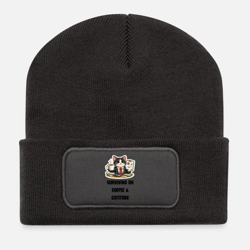 Bürokatze im Anzug: Kaffee-Survival - Recycelte Patch Beanie - Dunkelgrau