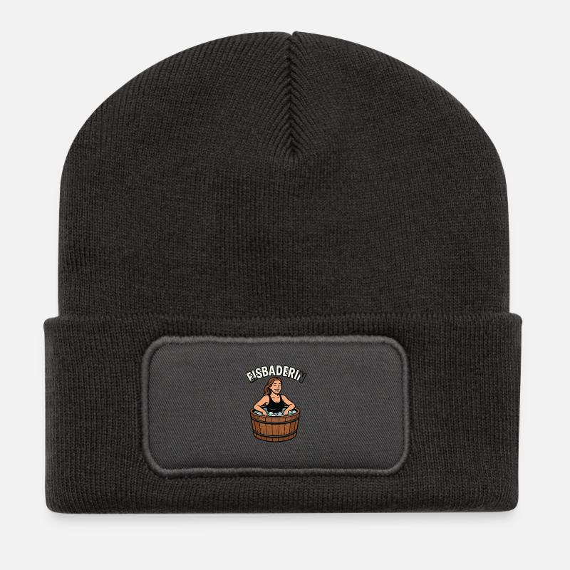 Eisbaderin im Holzfass - Recycelte Patch Beanie - Dunkelgrau