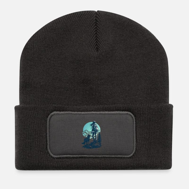 Wolf und Cyan Sky Wanderung - Recycelte Patch Beanie - Dunkelgrau