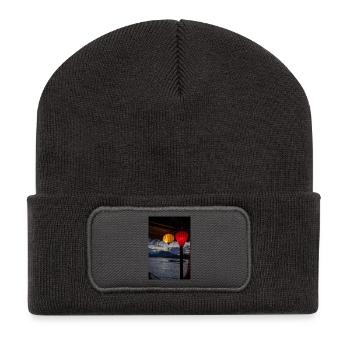 Abendliche Laternen über Wasser - Recycelte Patch Beanie - Dunkelgrau - Vorne