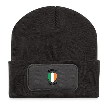 Derry Ireland Schild-Design - Recycelte Patch Beanie - Dunkelgrau - Vorne