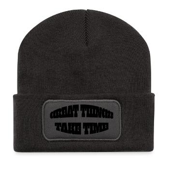Motivierende Inschrift: "GROSSE DINGE BRAUCHEN ZEIT" - Recycelte Patch Beanie - Dunkelgrau - Vorne