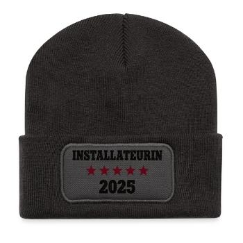 2026 Installateurin Beruf Abschluß Lehre Bestanden - Recycelte Patch Beanie - Dunkelgrau - Vorne