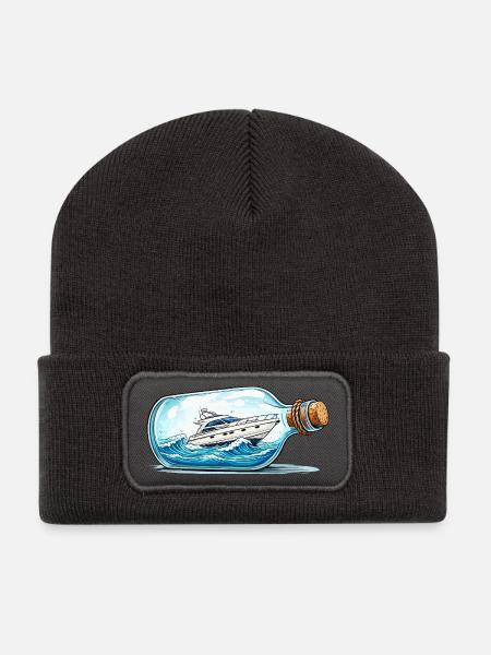Flaschenboot auf hoher See - Recycelte Patch Beanie - Dunkelgrau