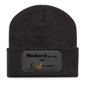 Meckerst du noch oder lebst du schon farbig - Recycelte Patch Beanie - Dunkelgrau - Vorne