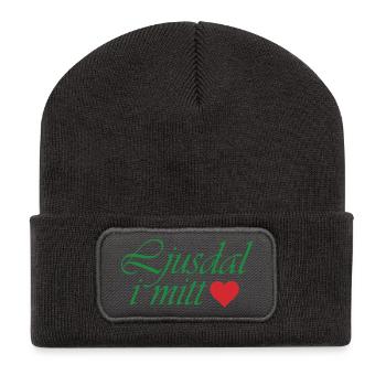 Ljusdal in der Mitte – grüner Text und rotes Herz - Recycelte Patch Beanie - Dunkelgrau - Vorne