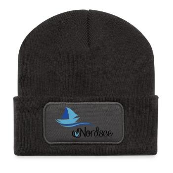 Nordsee Design mit Segelboot - Recycelte Patch Beanie - Dunkelgrau - Vorne