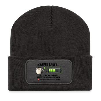Kaffee läuft, Akku lädt – Geschenk Büro - Recycelte Patch Beanie - Dunkelgrau - Vorne