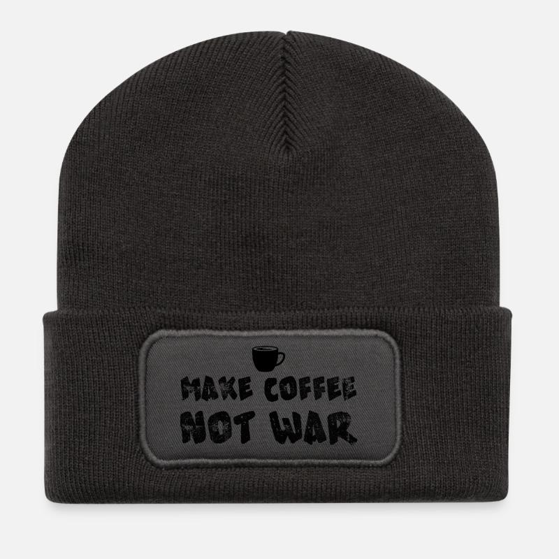 Kaffee nicht Krieg Lustiges Kaffeedesign - Recycelte Patch Beanie - Dunkelgrau
