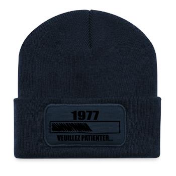 1977 Cadeau Anniversaire 1977 - Veuillez Patienter - Beanie recyclé à patch - bleu marine - Devant