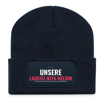 Unsere Lausitz‑Kita‑Heldin – Abschiedsgeschenk - Recycelte Patch Beanie - French Navy - Vorne