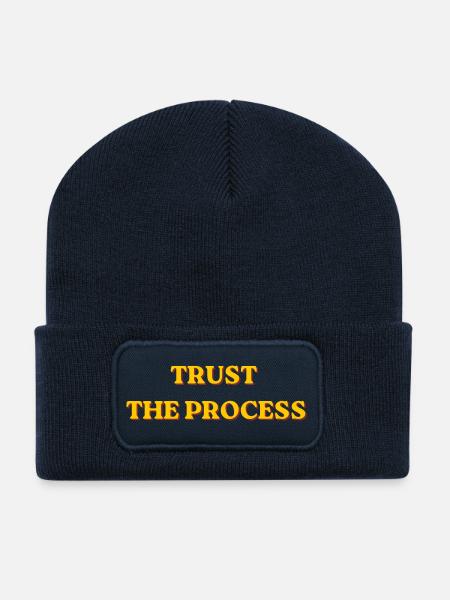 Trust The Process Motivational Retro Typografie - Recycelte Patch Beanie - French Navy