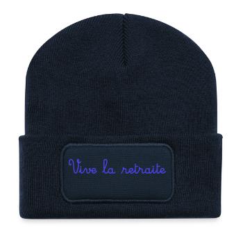 RUHESTAND. RUHESTAND. PENSIONIERT. SENIOR. OMA. OPA - Recycelte Patch Beanie - French Navy - Vorne