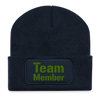 Typographie en gras des membres de l’équipe - Beanie recyclé à patch - bleu marine - Devant