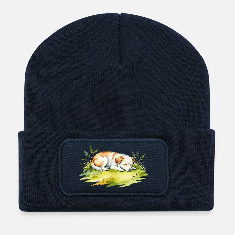 Traumhafte Ruhe: Schlafender Hund auf Wiese - Recycelte Patch Beanie - French Navy